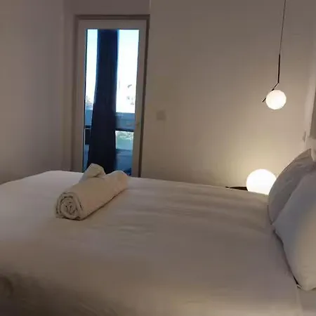 Spacious & Near The Subway شقة