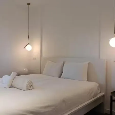 Spacious & Near The Subway Апартаменты Амадора
