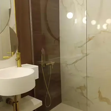 Spacious & Near The Subway شقة